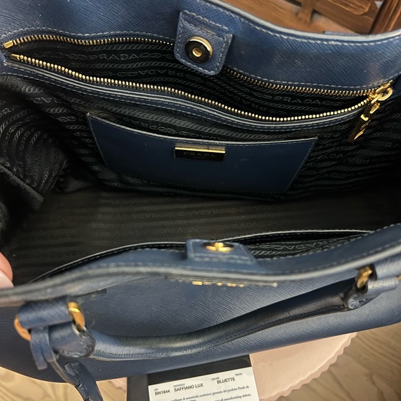Prada Medium Saffiano Blue tote in good condition with authenticity card - Picture 3 of 7